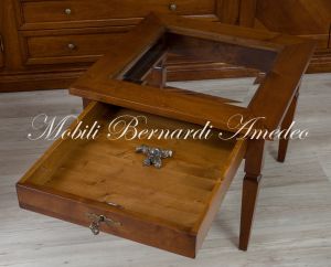 Tavolino classico da salotto in legno di noce con vetro e cassetto